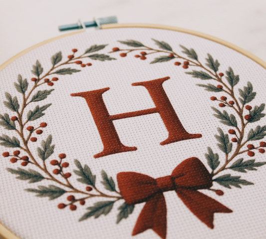 Weihnachts-Stickset „Buchstabe im Kranz"
