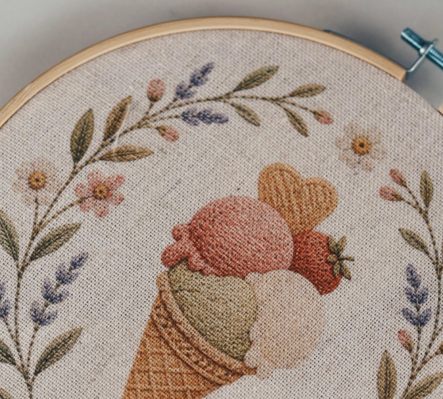 Stickset „Eis in der Waffel“ - Sommerliche Stickvorlage auf Naturleinen mit Holzstickrahmen