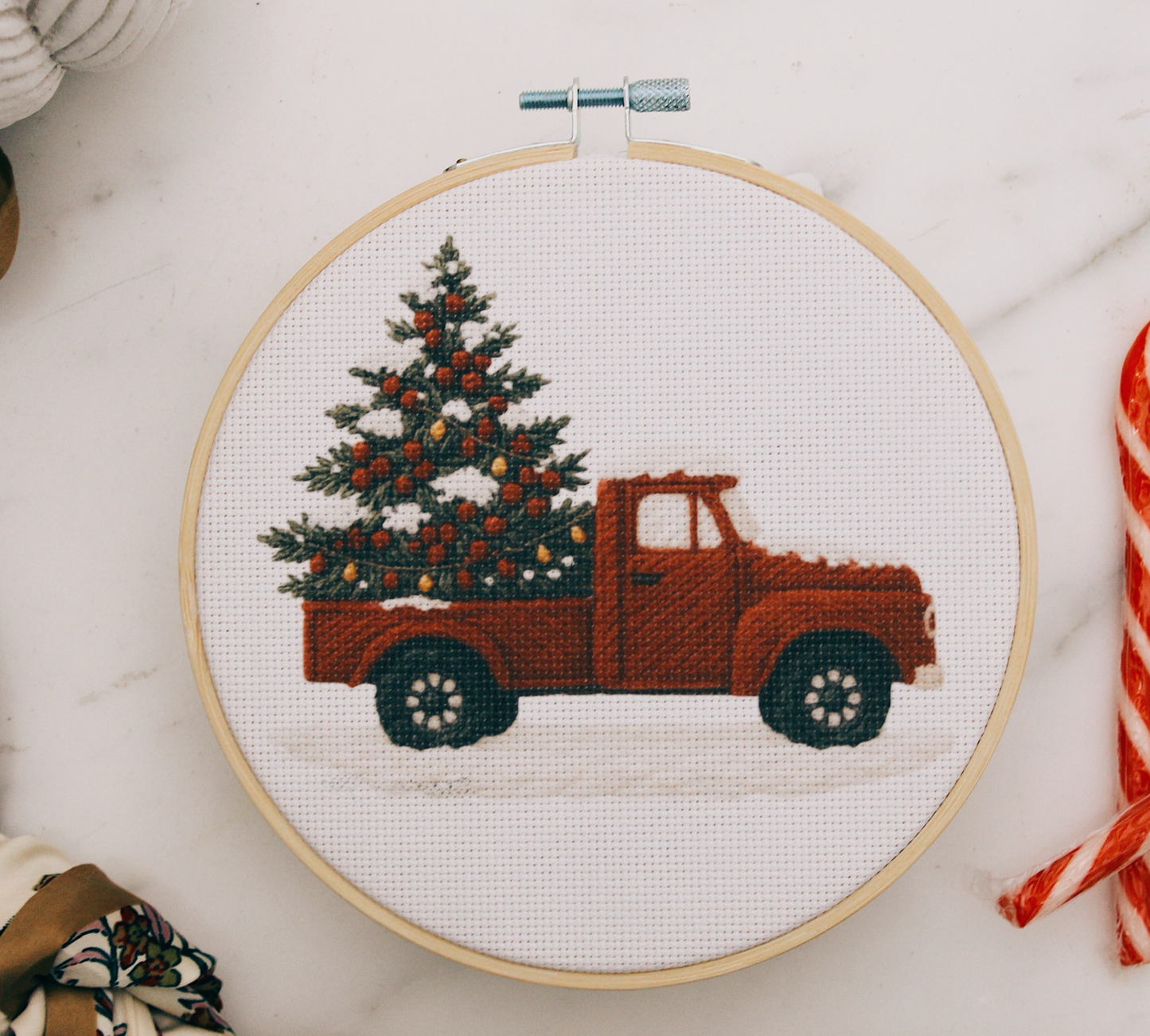 Weihnachts-Stickset „Roter Truck mit Tannenbaum"