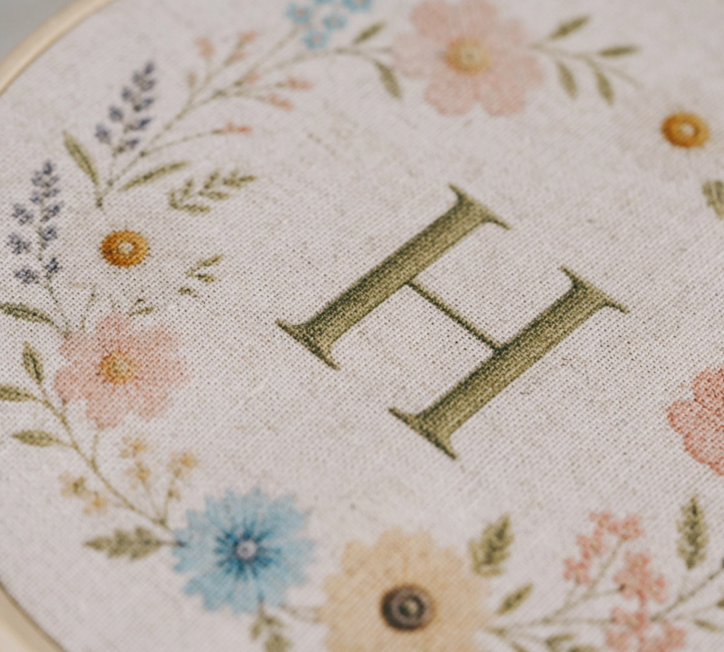 Personalisiertes Stickset „Buchstabe im Blumenkranz"