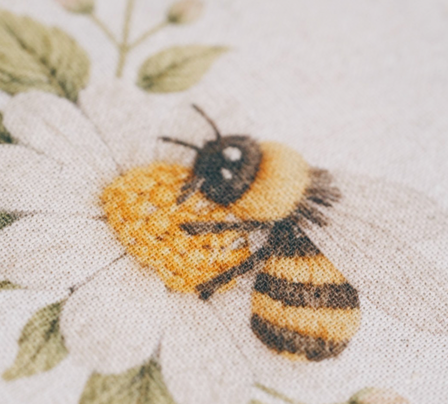 Stickset „Hummel auf Blüte“ - Sommerliche Stickvorlage auf Naturleinen mit Holzstickrahmen