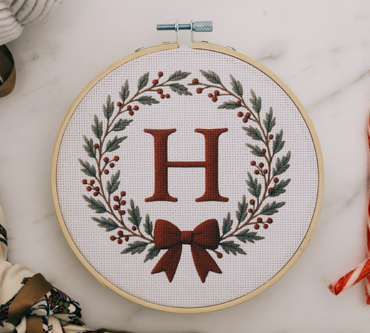 Weihnachts-Stickset „Buchstabe im Kranz"