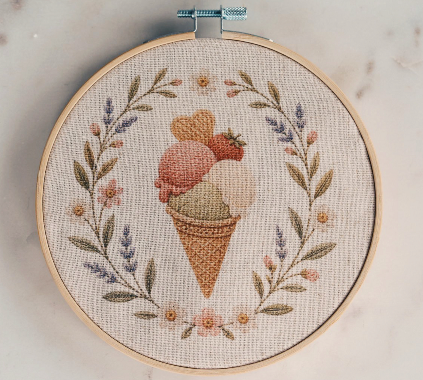 Stickset „Eis in der Waffel“ - Sommerliche Stickvorlage auf Naturleinen mit Holzstickrahmen