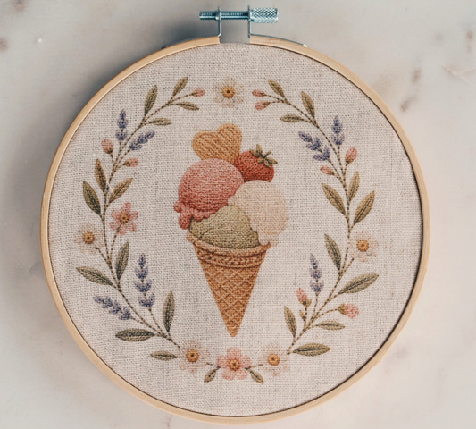 Stickset „Eis in der Waffel“ - Sommerliche Stickvorlage auf Naturleinen mit Holzstickrahmen