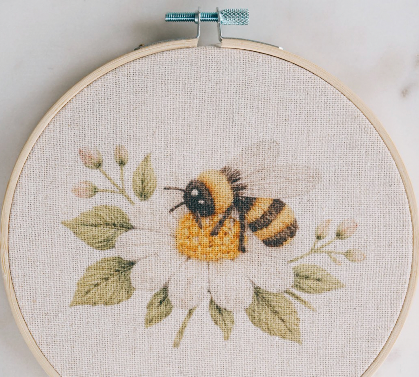 Stickset „Hummel auf Blüte“ - Sommerliche Stickvorlage auf Naturleinen mit Holzstickrahmen