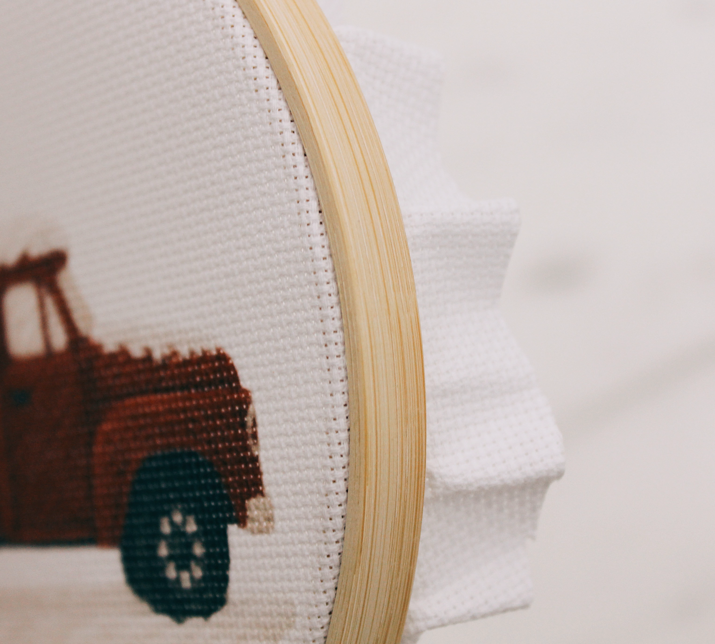 Weihnachts-Stickset „Roter Truck mit Tannenbaum"