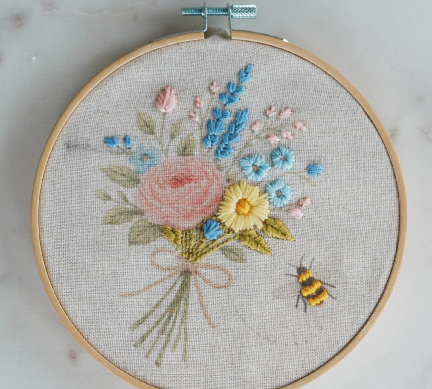 Stickset „Blumenstrauß“ - Sommerliche Stickvorlage auf Naturleinen mit Holzstickrahmen