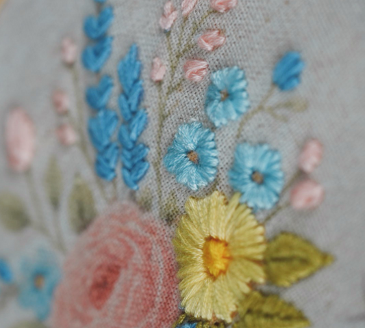Stickset „Blumenstrauß“ - Sommerliche Stickvorlage auf Naturleinen mit Holzstickrahmen