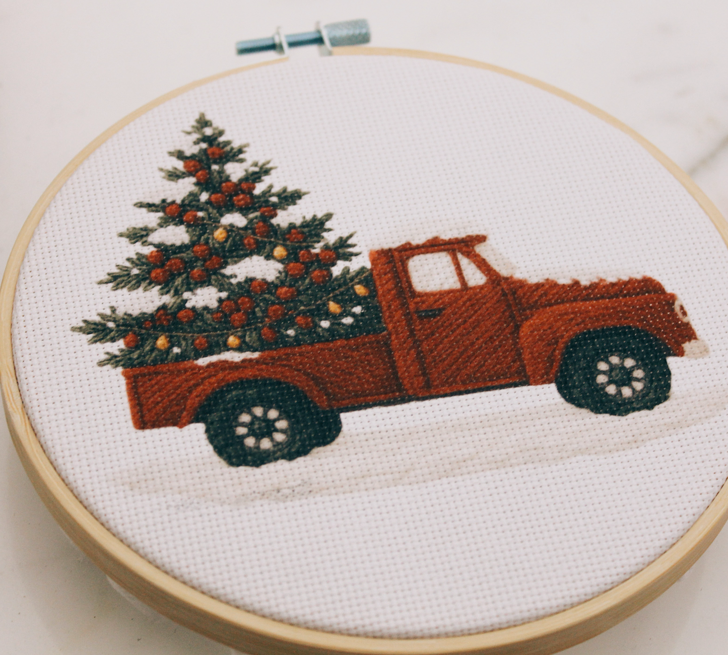 Weihnachts-Stickset „Roter Truck mit Tannenbaum"